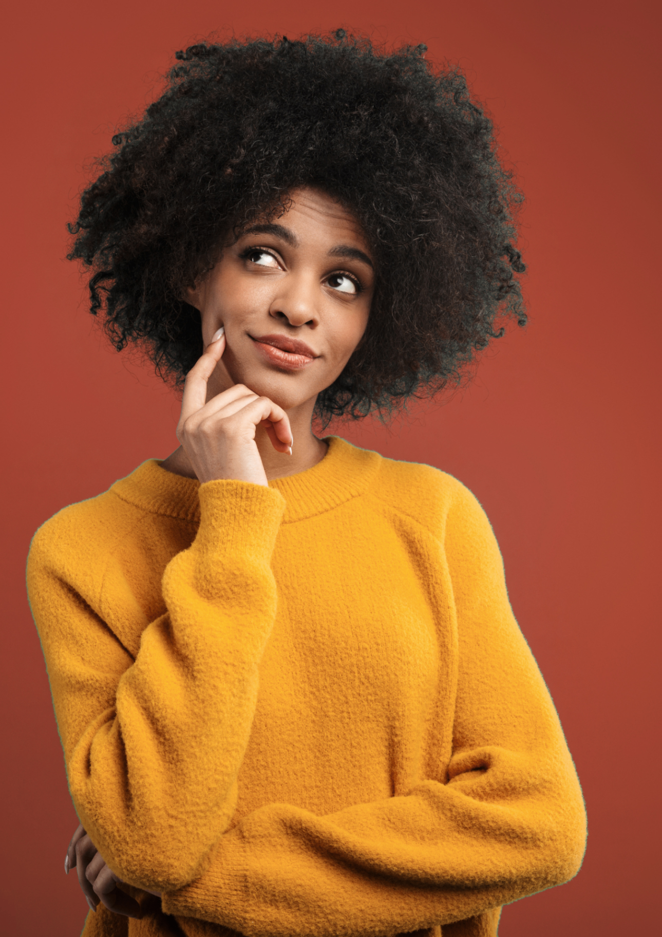 Femme aux cheveux texturés pensant à sa routine capillaire